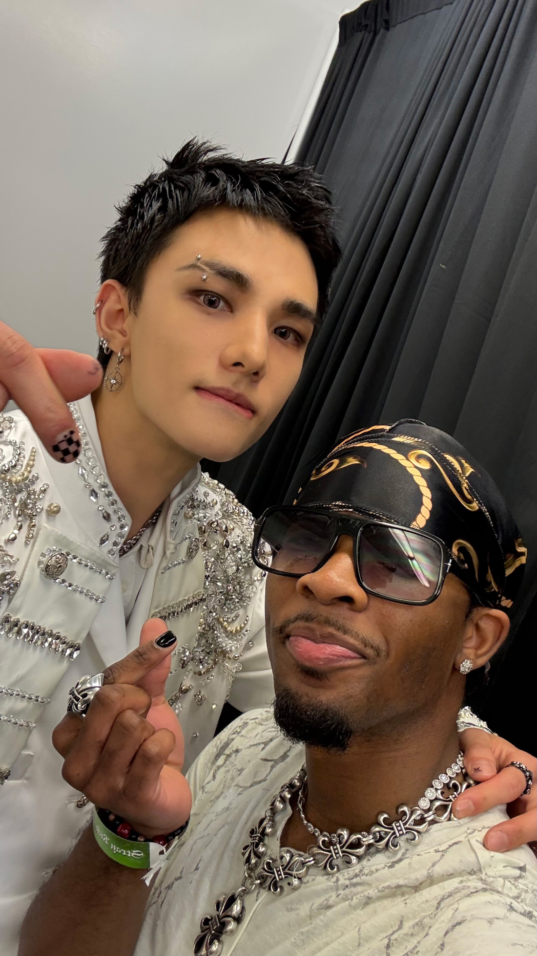 스키즈 <b>현진</b>, 美 가수와 깜짝 입맞춤