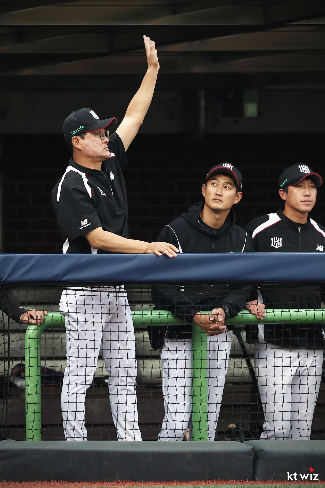 프로 1군 코치가 시즌 중 초유의 <b>야구</b> 예능 ‘<b>최강야구</b>’행···‘바람...