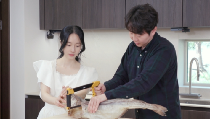<b>이정현</b>, <b>남편</b>에 지극정성···톱 들고 대구 손질 (편스토랑)
