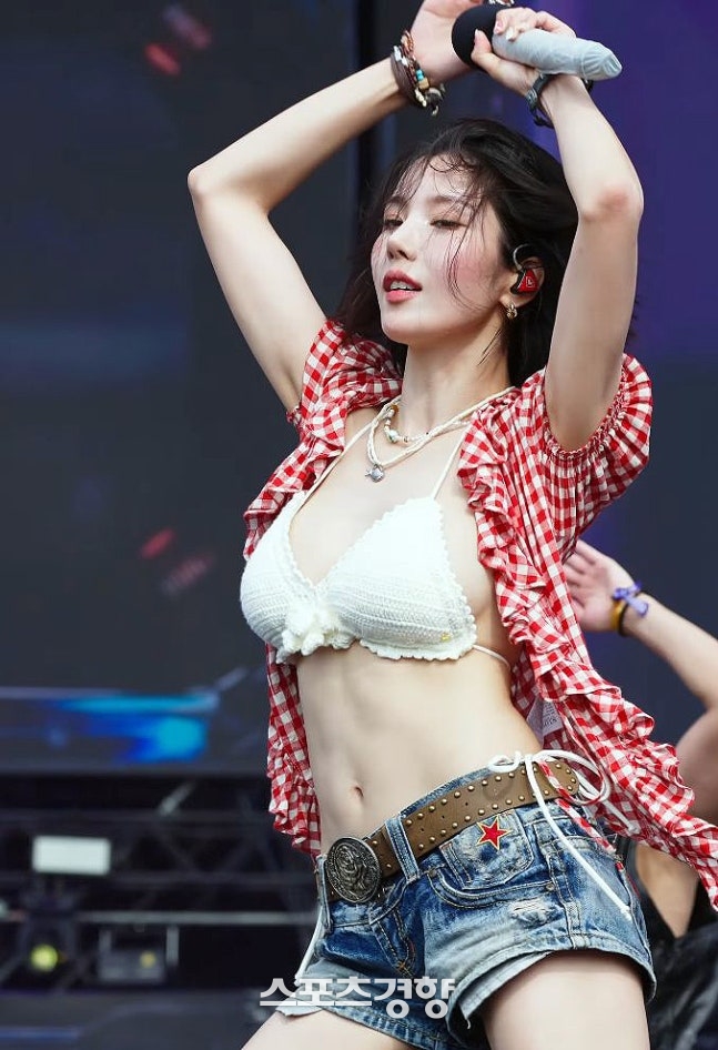 ‘<b>워터밤 여신</b>’ <b>권은비</b>, 또 의상 둘러싼 설전…“과해” vs “자유” 팽...