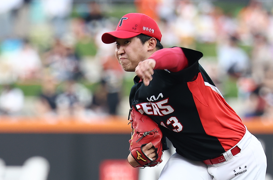 KIA, 좌완 <b>윤영철</b>도 <b>팔꿈치</b> 통증 이탈 “4주 뒤 재검진” 올스타전도 불...