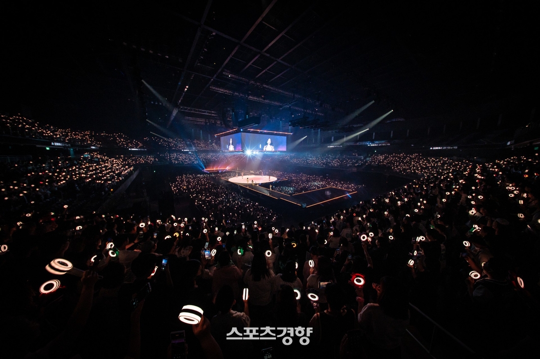 <b>트와이스</b> 신곡·<b>360도</b> 연출에 인천 아레나 ‘들썩’