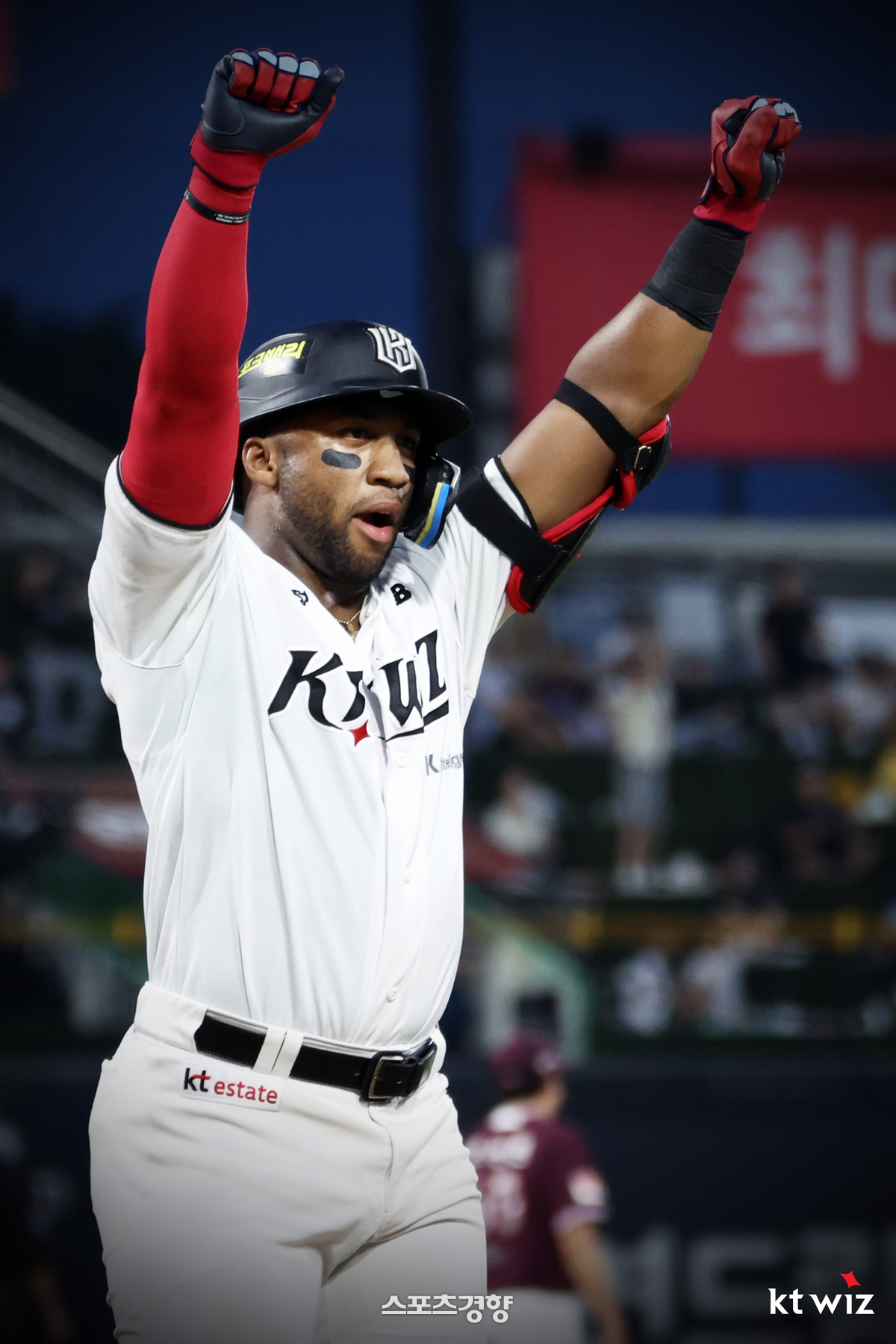 KBO 최장수 투·타 외인 다 떠났다···KT, 쿠에바스 이어 <b>로하스</b>와도 ...