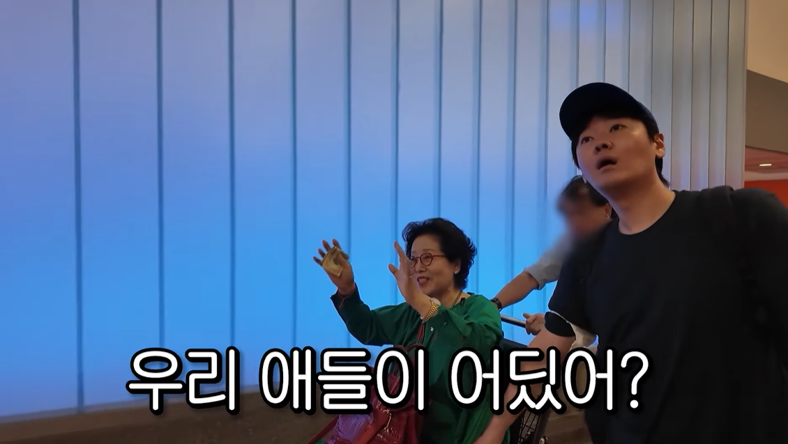 ‘뇌경색’ <b>선우용여</b>, 건강 다시 안 좋나? 美서 휠체어 탄 모습 포착 (순...