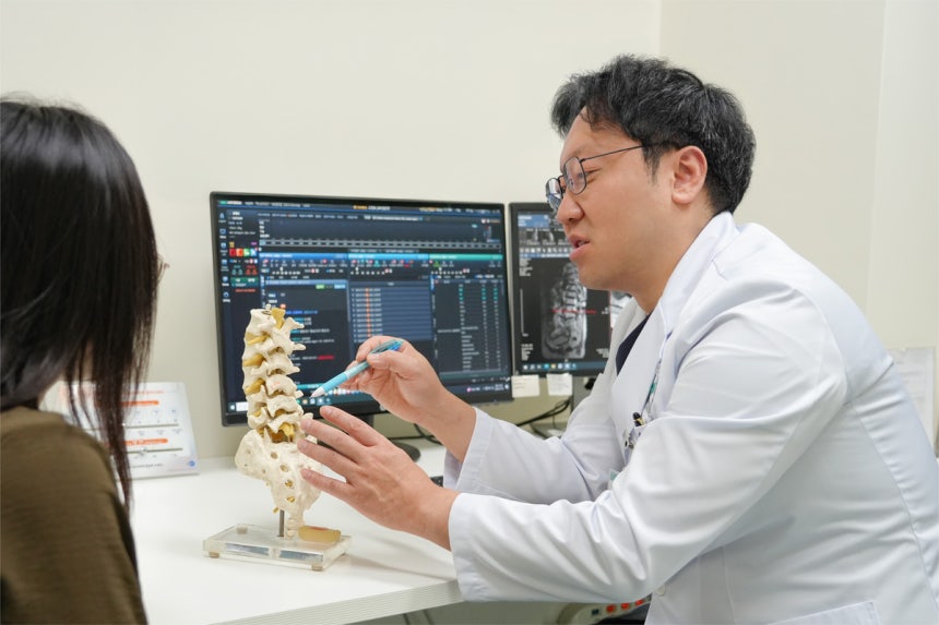 분당제생병원 척추센터 박종혁 과장(신경외과)이 환자에게 설명하고 있다