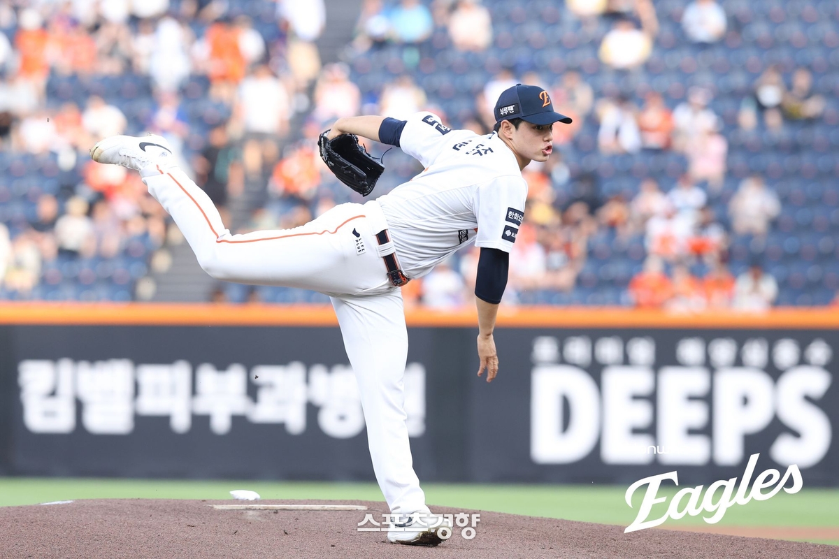 강습 타구에 ‘오른 팔뚝 타박상’ <b>한화 문동주</b>, 큰 부상 피했다 “이틀...