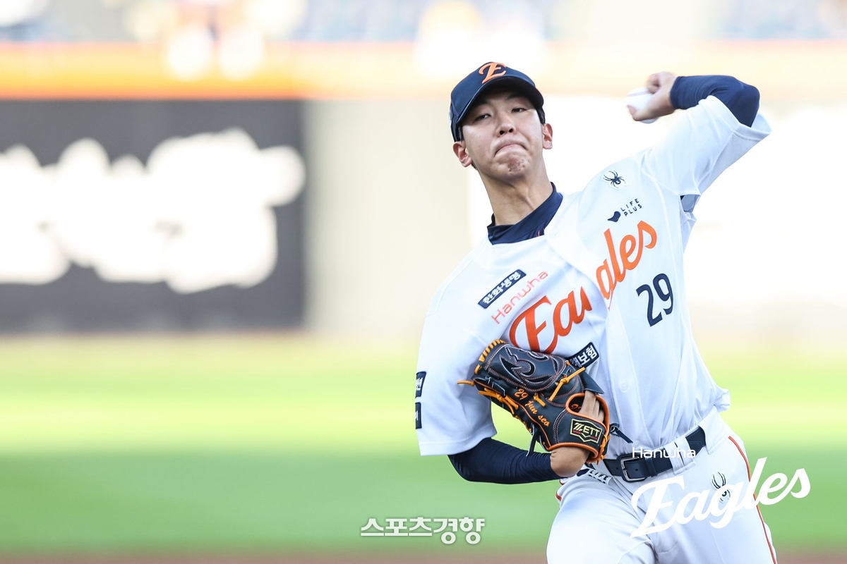 한화 6연패 끊은 2년차 선발 <b>황준서</b>의 깜짝 호투, 팬들의 생일 축하 노래...