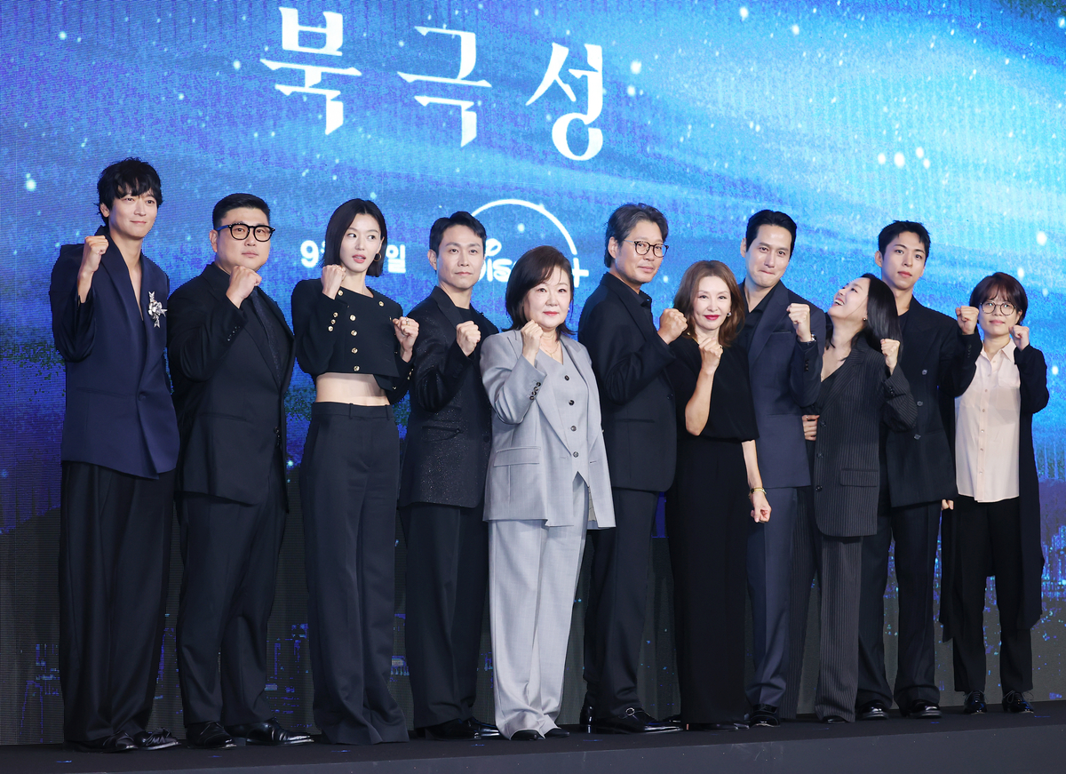 ‘<b>북극성</b>’ <b>전지현</b> “잘생긴 박해준·<b>강동원</b>, 촬영장 행복해”