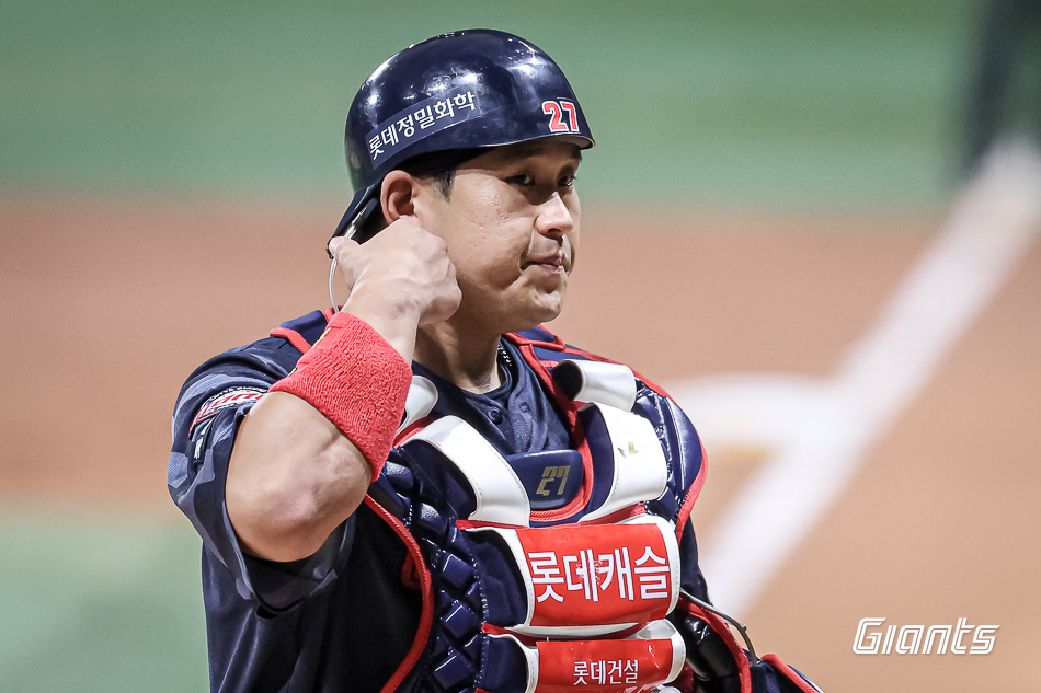 저번에는 쇄골에, 이번에는 무릎까지…롯데 포수 <b>유강남</b>의 수난 시대 “...