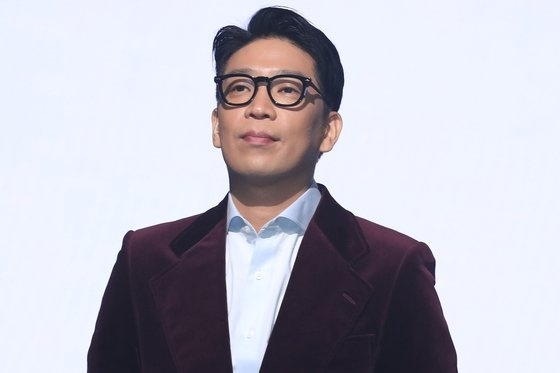 <b>MC몽</b>vs<b>이다인</b>, 과거 사진이 불러일으킨 <b>SNS</b> 공방전[스경X이슈]
