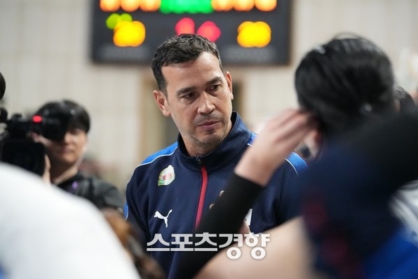 ‘’<b>VNL</b> 강등‘ <b>여자배구</b> 대표팀, <b>모랄레스 감독</b>과 연장 계약 안하기로