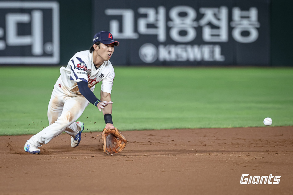 에이스 등판인데 실책으로 와르르…‘팀킬’이 따로 없는 <b>롯데</b>, 가을야...