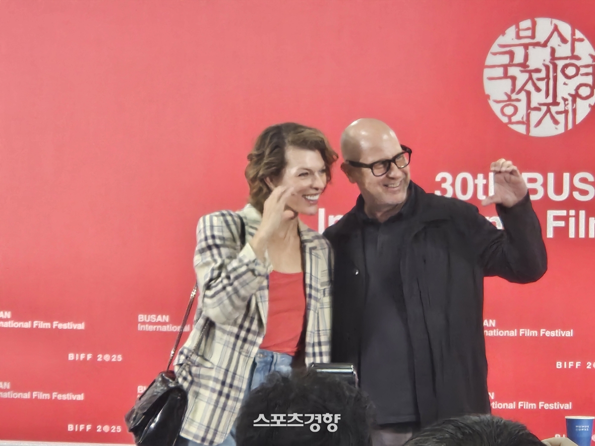 <b>밀라 요보비치</b> “부국제 초청, 꿈 이뤘다”[30th BIFF]
