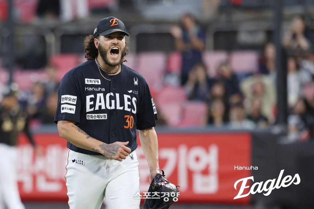시즌 막판에야 당한 <b>첫 패배</b>, <b>한화 폰세</b>는 잘 이겨낼까 “아직 끝나지 ...