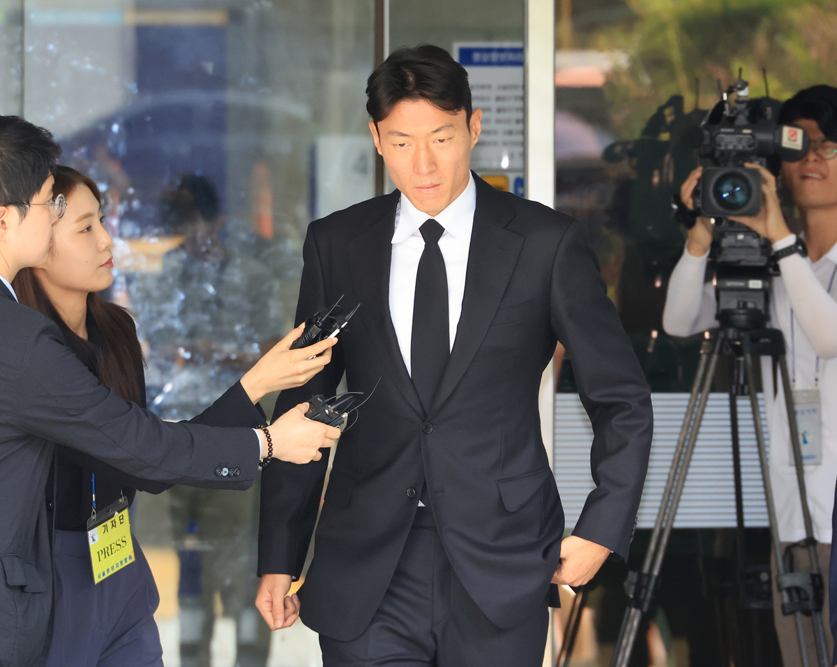 <b>황의조</b> ‘<b>준 영구제명</b>’…대한축구협회 “국내 활동 불가”