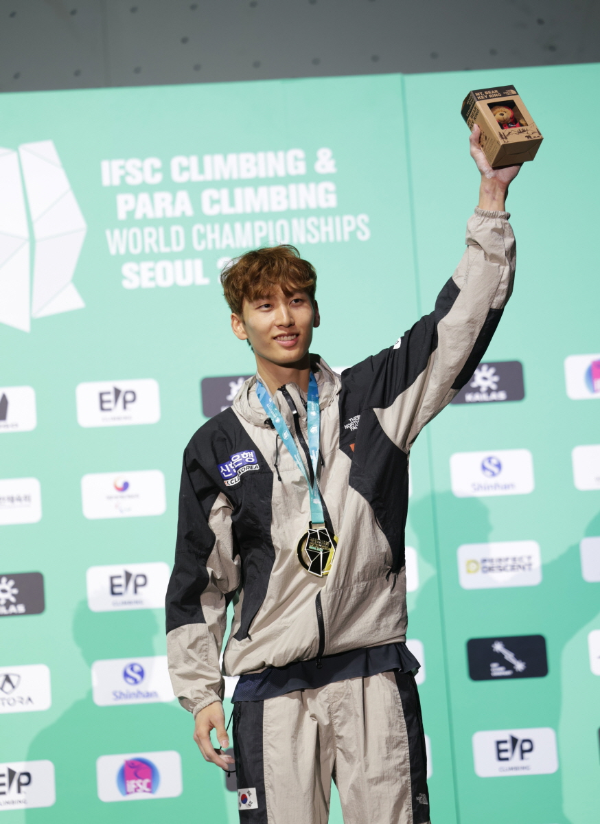 <b>스포츠 클라이밍</b> <b>이도현</b>, 역사를 찍었다···한국 남자 첫 세계선수권...