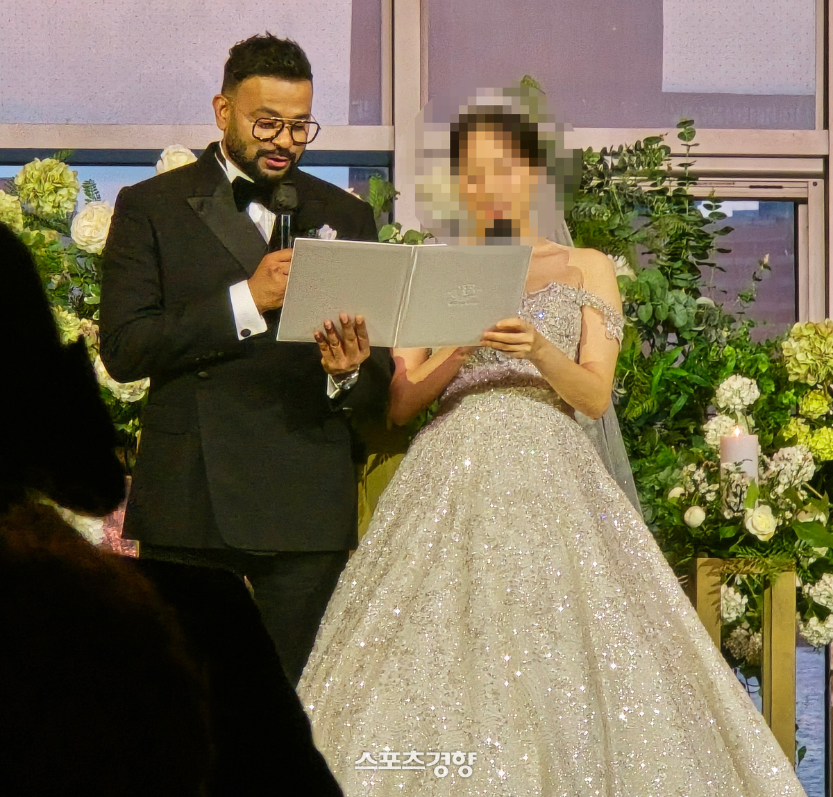 [단독] ‘아빠된지 5개월’ 럭키, 행복한 결혼식···‘비정상회담’ ...