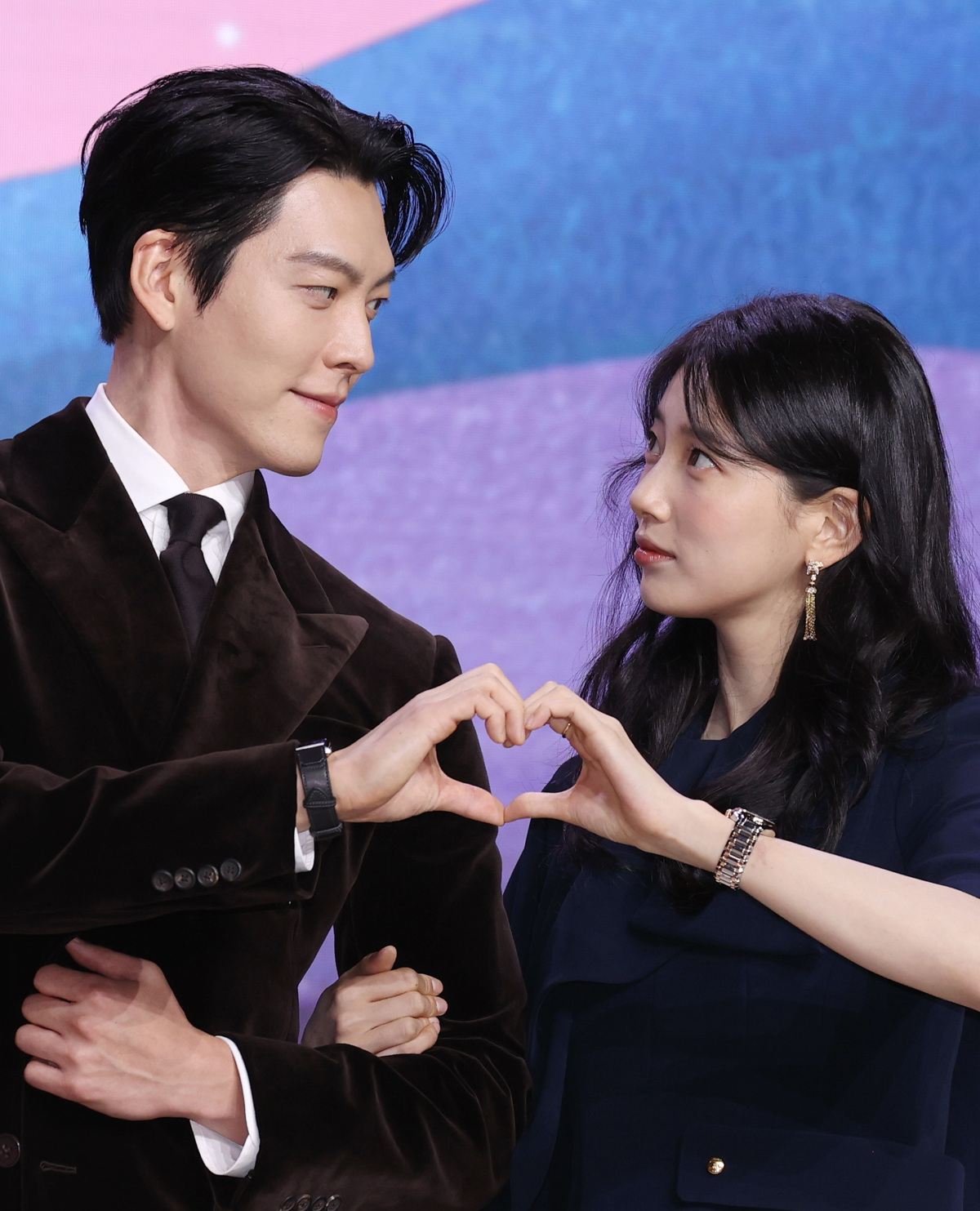 <b>김우빈</b>수지 9년 만 재결합 ‘다지니’, 이번엔 ‘다 이루어질까’[스...