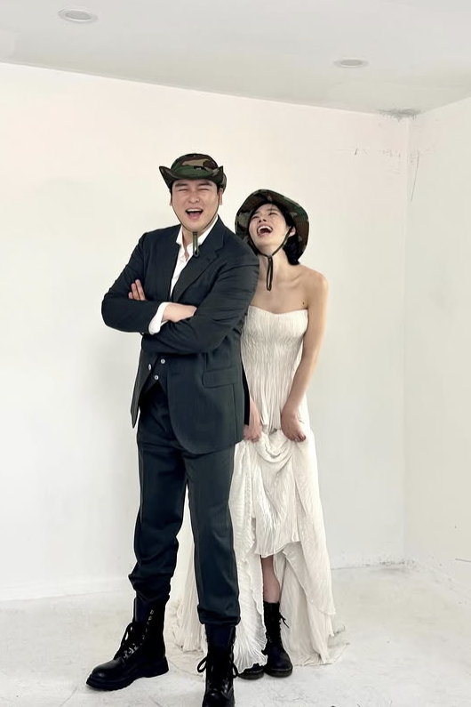 <b>이장우</b>, 결국 <b>조혜원</b>까지 밀리터리 모자 씌웠다…<b>웨딩</b>화보 공개[SNS는...
