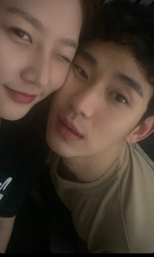 <b>김수현</b>측 “故김새론과의 투샷, 2020년 사진…상세히는 못 밝혀”
