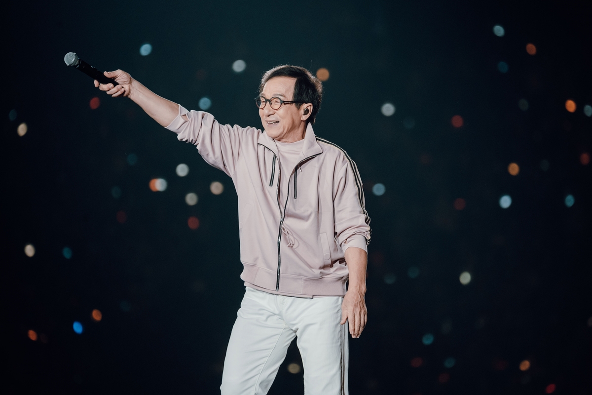 <b>세븐틴 홍콩</b> 공연, 7만 2600여석 매진···성룡(Jackie Chan) 깜짝 게스...