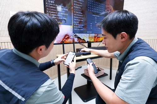 LG유플러스가 IPTV, IoT 등 홈 서비스를 설치 및 A/S하는 현장에 AI 업무 비서를 도입해, 현장 직원들의 업무 효율을 높이고 있다. 사진은 현장에서 AI 업무 비서로 문