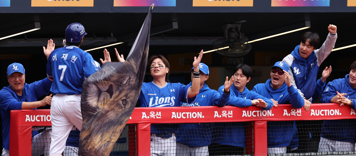 삼성 <b>이재현</b>, SSG 화이트 상대 ‘1회 <b>선두 타자</b> 초구 <b>홈런</b>’[준PO1]