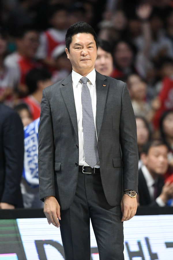 ‘적임자 없다’ <b>농구</b>협회, 남자 <b>대표팀</b> 사령탑 <b>임시 체제</b>로···전희철...
