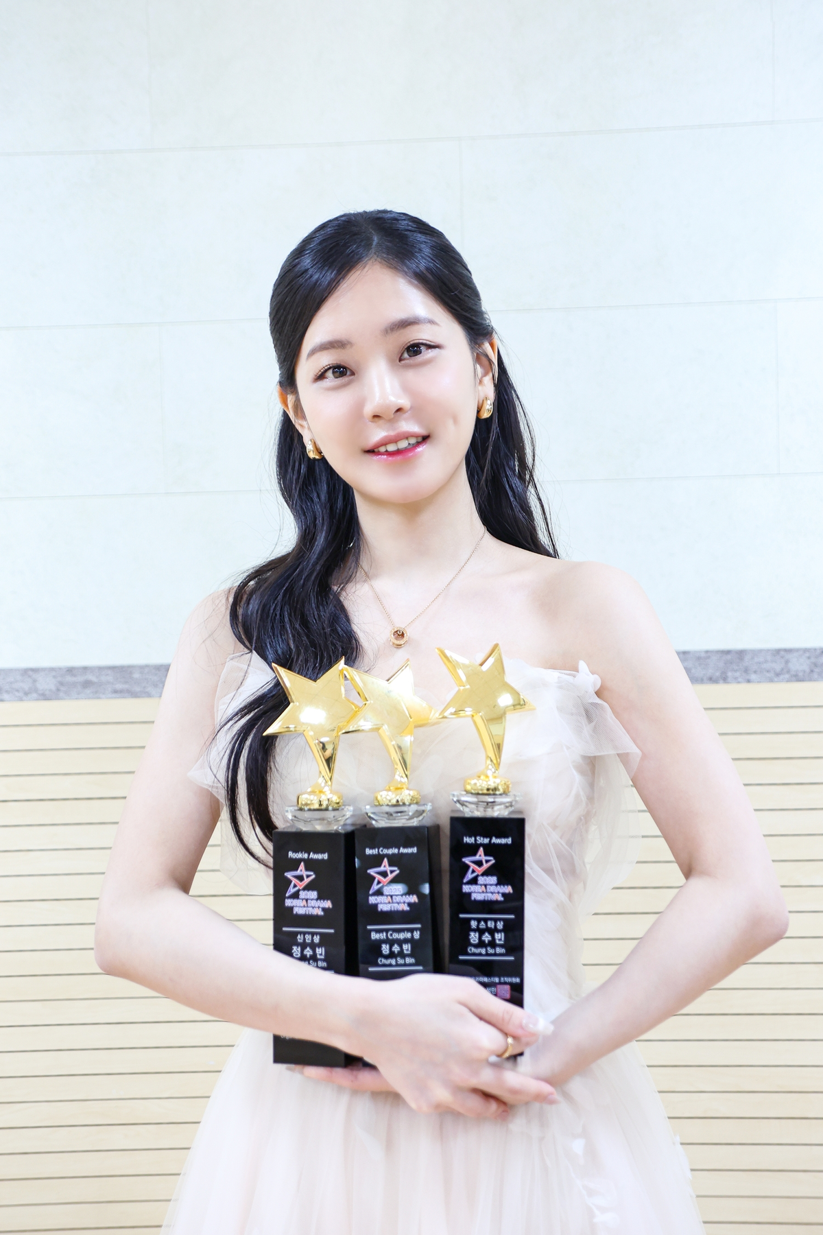 ‘16회 <b>코리아드라마어워즈</b>’ <b>정수빈</b> <b>3관왕</b>