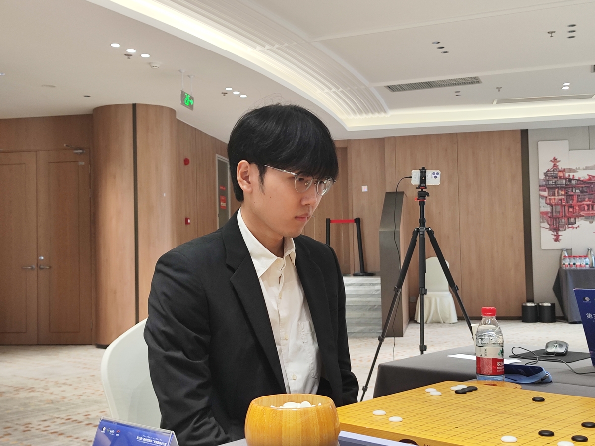 ‘끝까지 간다!’ <b>신진서</b>, <b>란커배</b> 2국서 당이페이와 혈투 끝에 2집반 승...