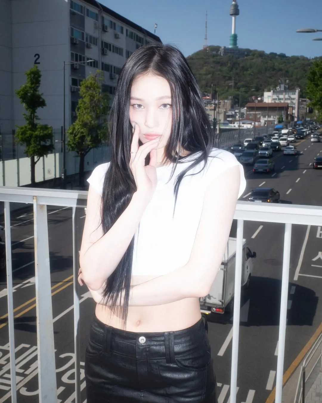 올데프 <b>애니</b> ‘2025 <b>가요대제전</b>’ MC 낙점…10년 지킨 윤아 후임