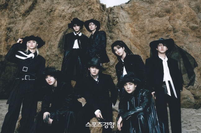 Bang Chan, Changbin, dan Han berpartisipasi dalam kredit untuk semua lagu di album baru.