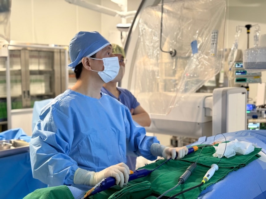 방사선 제로(0) 펄스장절제술을 시술 중인 중앙대학교광명병원 임홍의 교수