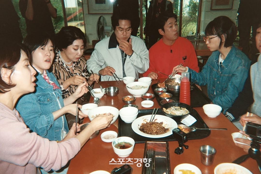 <b>류준열</b>만 빠졌다···‘<b>응팔</b>’ <b>10주년</b> MT