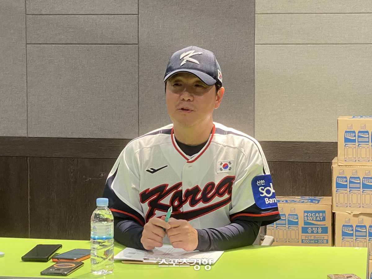 대표팀 사령탑 데뷔전에서 승리한 <b>류지현 감독</b> “활발한 타격 기대했는...