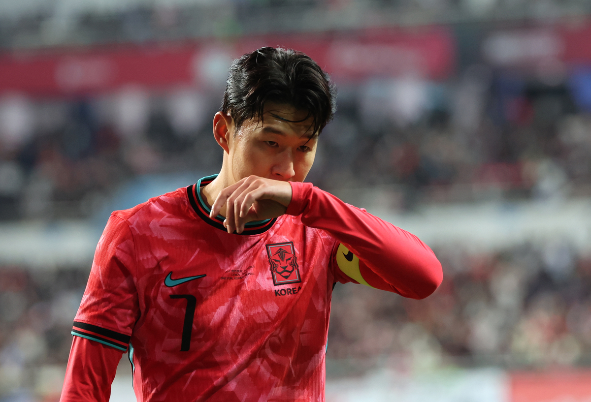 <b>손흥민</b> ‘<b>프리킥</b> 마스터’ <b>극찬</b>의 이면…원톱 기용 3경기 연속 오픈 플...