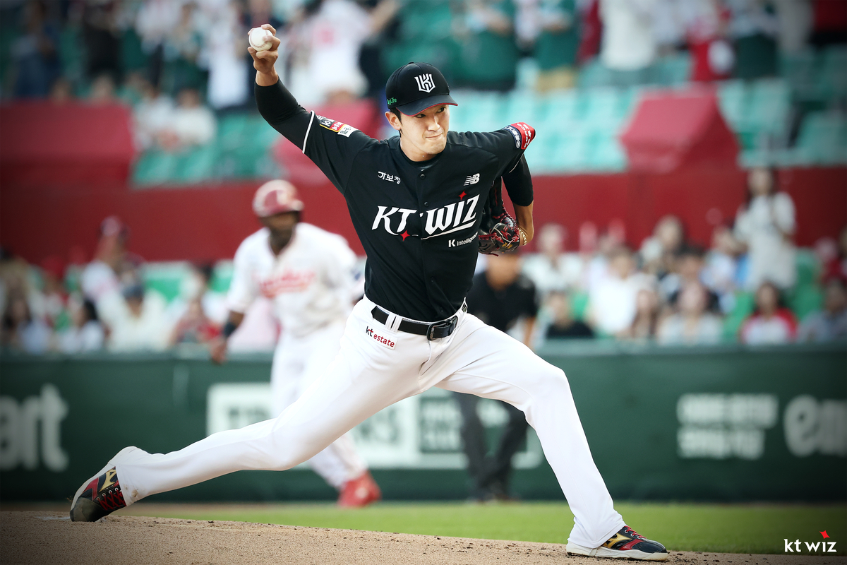 KT <b>고영표</b>, 토종 투수 최초 <b>KBO 수비상</b> 수상···김주원은 박찬호 3연패...