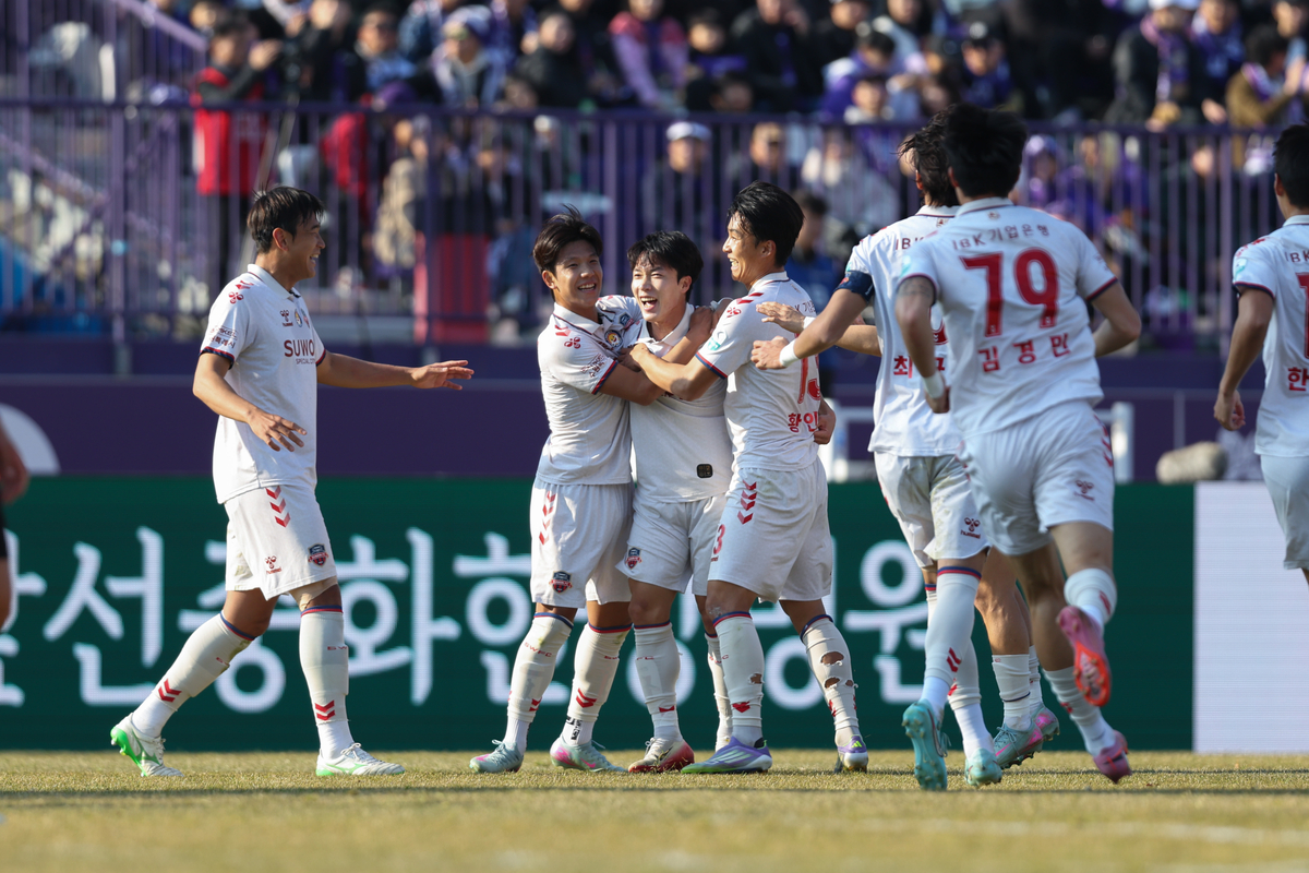 수원FC, 이재원 결승골로 6경기 만에 승리…<b>강등</b>권 탈출 ‘실낱같은 희...