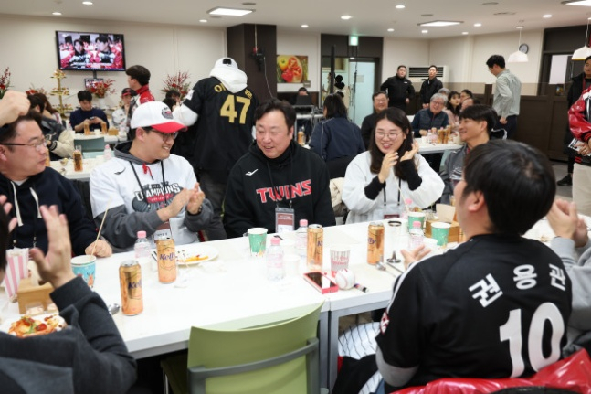 선수들에 이어 이번엔 단장이 <b>공약</b> 이행!···<b>LG</b>, 차명석 단장이 <b>공약</b>한...