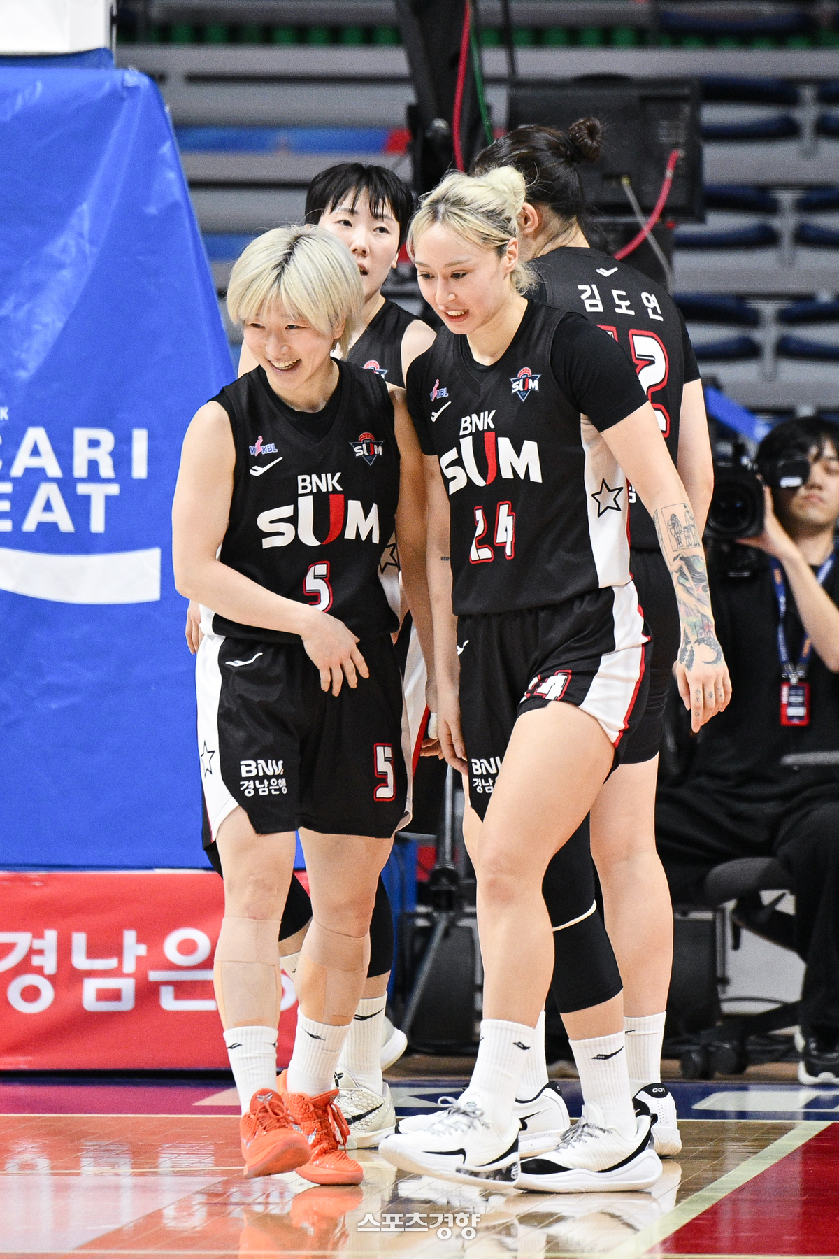 ‘<b>김소니아</b> 23점 폭발’ BNK, 삼성생명에 15점차 뒤집은 <b>역전승</b>