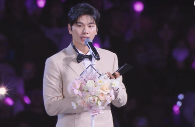 ‘사생활 <b>논란</b>’ <b>이이경</b>, <b>수상 소감</b>서 “하하 형, 우재 형 보고싶어”…...
