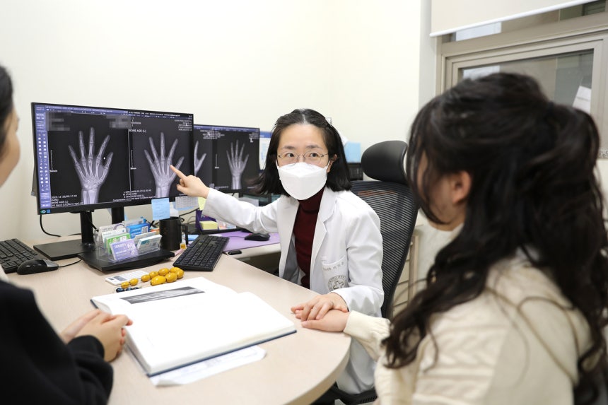 일산백병원 소아청소년과 이지은 교수가 소아비만 평가를 위해 아이의 신체 성장과 건강 지표를 면밀히 확인하고 있다.