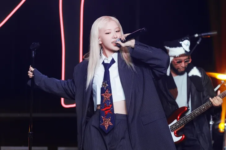 美 ‘버라이어티’ “<b>로제</b>, 올해의 <b>글로벌 히트메이커</b>”