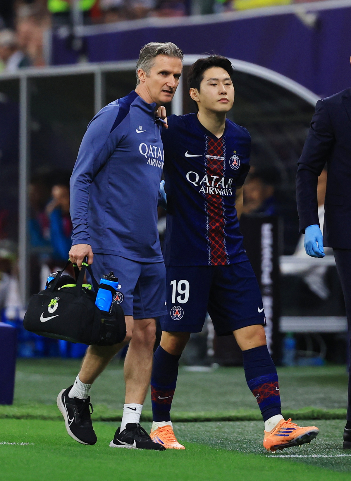 ‘<b>부상</b> 교체 아웃’ <b>이강인</b>, 우승 트로피 또 들어올렸다…PSG, 플라멩구...