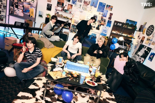 데뷔 2주년을 맞아 공개한 스파클링 화보 사진들