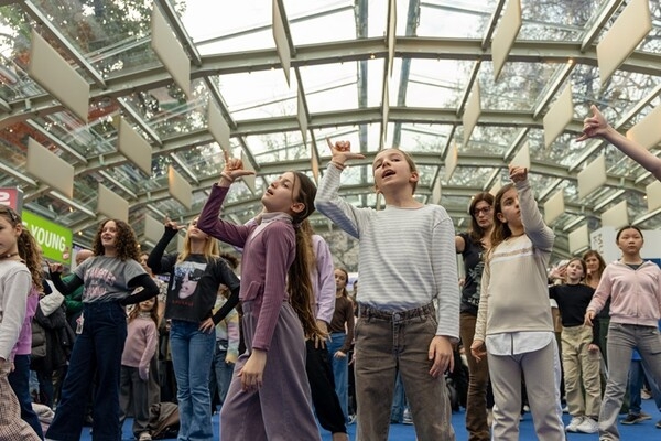 K-팝 댄스 클래스를 체험 중인 올림픽 현장 관람객들