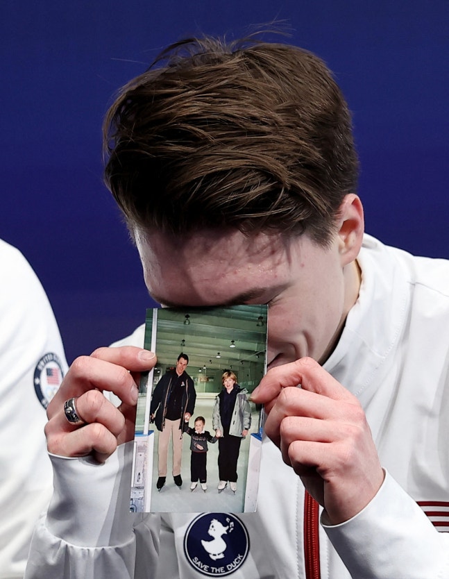 지난해 비행기 사고로 사망한 부모 사진을 가슴에 품고 연기한 미국 피겨스케이터