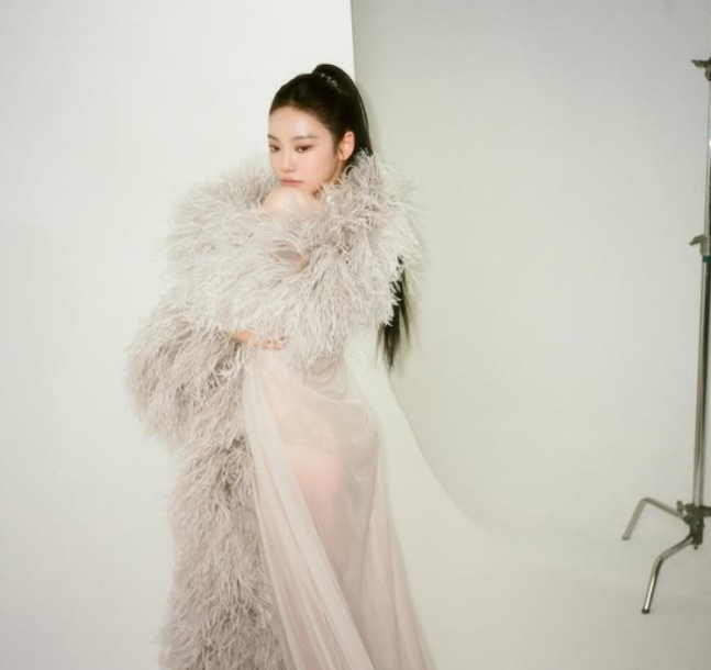 유혹적인 포즈와 카리스마 넘치는 눈빛으로 시선 강탈