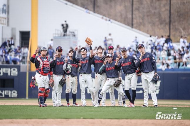 “가을 점퍼 사세요” 김태형 감독 ‘빈말 아니네’···롯데, 막강 외인 원투펀치+2경기 7홈런 ‘2연승’