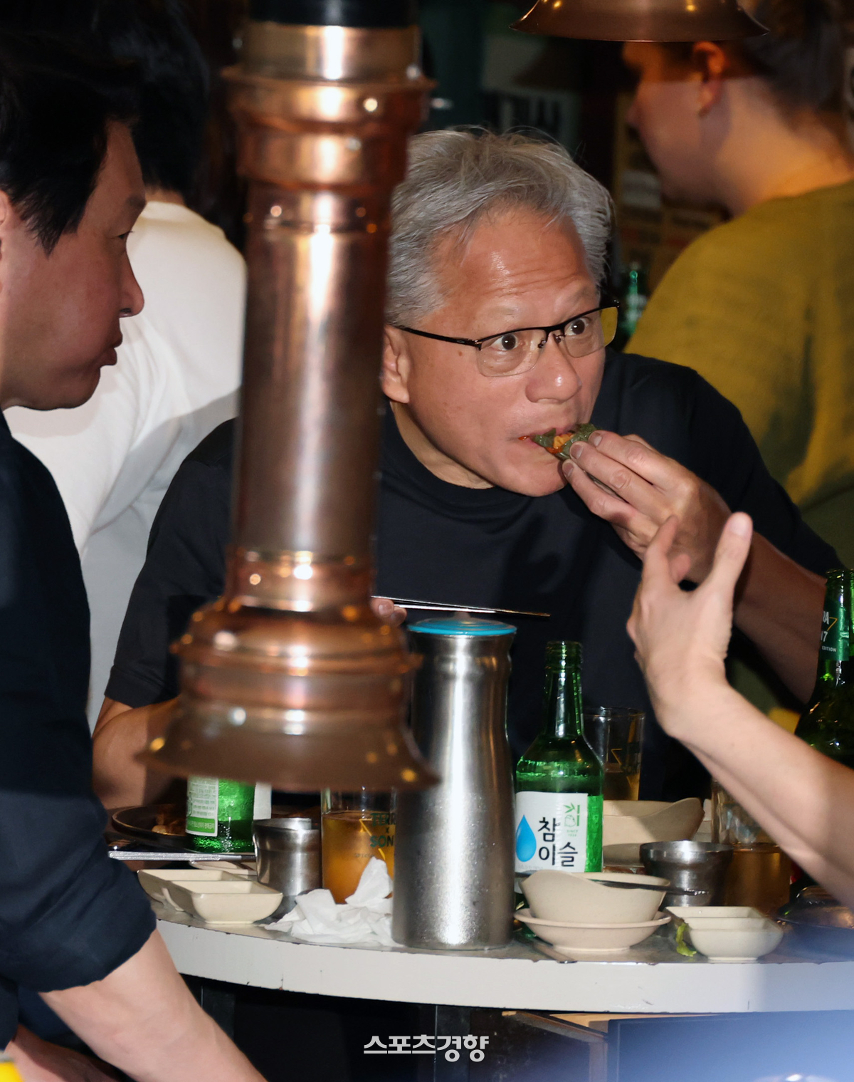 젠슨 황, 장녀·약혼남 가족 동반 ‘유퀴즈’ 촬영장 도착